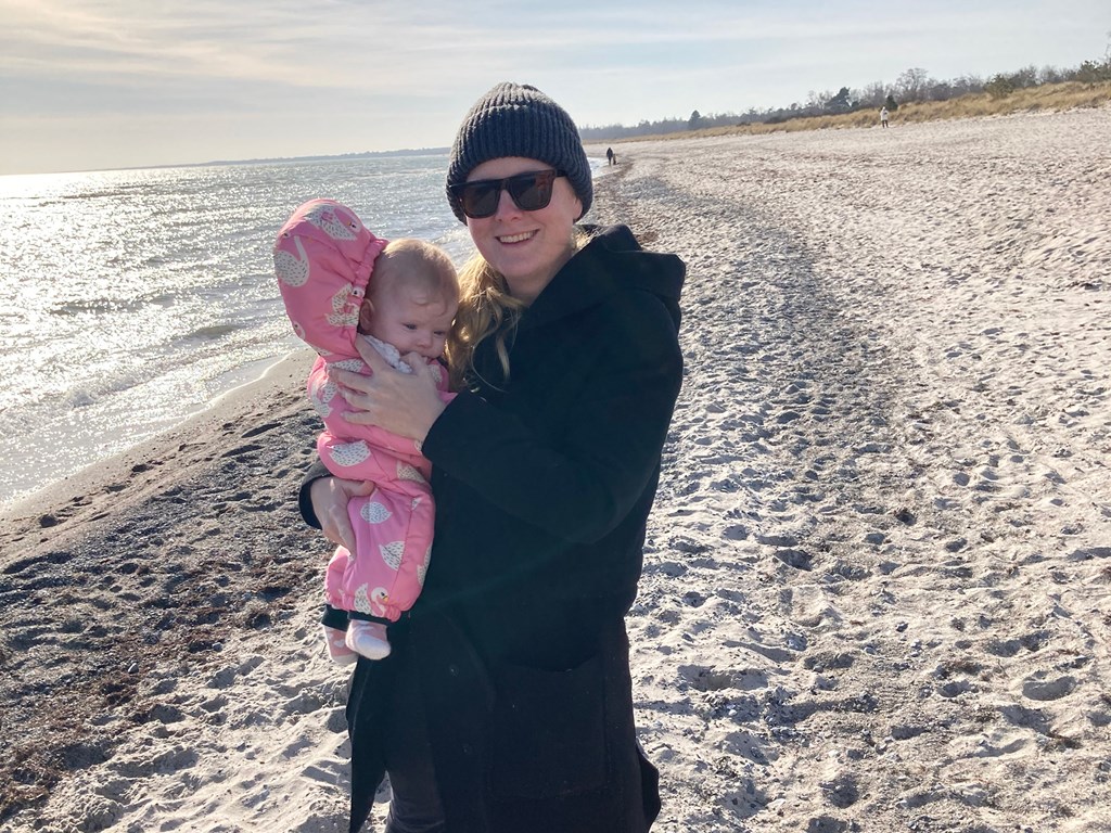 Pia Jensen på en strand med sin datter